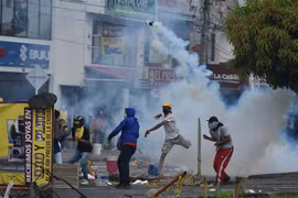 Người biểu tình quá khích đụng độ với cảnh sát tại Cali, Colombia. (Ảnh: AFP/TTXVN)