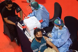 Nhân viên y tế tiêm vaccine ngừa COVID-19 cho người dân tại Jakarta, Indonesia. (Ảnh: THX/TTXVN)