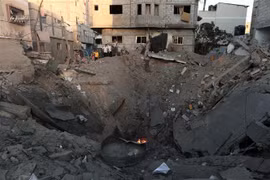 Một tòa nhà bị phá hủy khi máy bay Israel oanh tạc thành phố Khan Younis ở Dải Gaza. (Ảnh: THX/TTXVN)