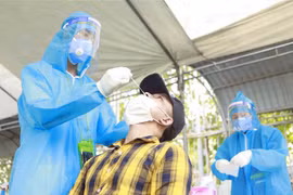 Nhân viên y tế Bệnh viện Lạc Việt lấy mẫu xét nghiệm virus SARS-CoV-2 cho công nhân Công ty Toytota Việt Nam. (Ảnh: Hoàng Hùng/TTXVN)