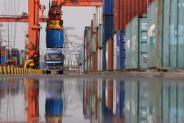 Bốc dỡ container hàng hóa tại cảng Đường Sơn, tỉnh Hà Bắc, Trung Quốc. (Ảnh: THX/TTXVN)