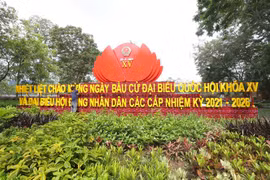 Cụm khẩu hiệu lớn tại khu vực Hồ Gươm đang được hoàn thiện để chào mừng ngày hội toàn dân. (Ảnh: Hoàng Hiếu/TTXVN)