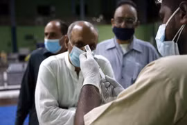 Nhân viên y tế chuẩn bị tiêm vaccine phòng COVID-19 cho người dân tại Rawalpindi, tỉnh Punjab, Pakistan. (Ảnh: THX/TTXVN)