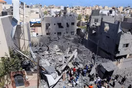 Hiện trường đổ nát sau vụ không kích của Israel xuống thành phố Khan Younis, Dải Gaza, ngày 19/5. (Ảnh: THX/TTXVN)