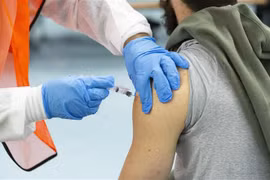 Tiêm vaccine phòng COVID-19 của hãng dược Moderna cho người dân tại New York, Mỹ. (Ảnh: AFP/TTXVN)