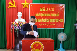Bí thư Tỉnh ủy Phú Yên Phạm Đại Dương bỏ phiếu bầu cử tại khu vực bỏ phiếu số 11, Tổ bầu cử số 8 Nhà văn hóa khu phố Liên Trì 2, xã Bình Kiến, thành phố Tuy Hòa. (Ảnh: Phạm Cường/TTXVN)