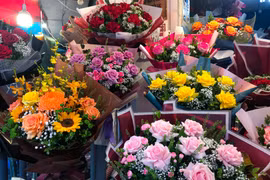 Ghi nhận tại nhiều cửa hàng hoa tươi trên địa bàn thành phố Hà Nội, giá hoa tươi tăng khoảng 10% so với cùng kỳ năm ngoái. (Ảnh: Việt Anh/Vietnam+)