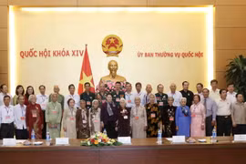 Chủ tịch Quốc hội Nguyễn Thị Kim Ngân với các đại biểu. (Ảnh: Phương Hoa/TTXVN)