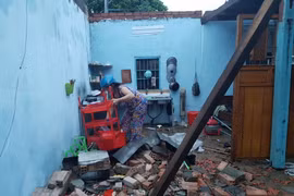 Nhiều đồ đạc, vật dụng của một nhà dân bị hư hại do lốc xoáy. (Ảnh: Nguyễn Dũng/TTXVN)