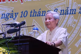 Nhà báo Hà Đăng, nguyên Tổng Biên tập Báo Nhân Dân, nguyên Trưởng Ban Tư tưởng-Văn hóa Trung ương trình bày tham luận. (Ảnh: Thanh Tuấn/TTXVN)