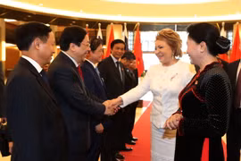 Chủ tịch Quốc hội Nguyễn Thị Kim Ngân giới thiệu với Chủ tịch Hội đồng Liên bang Nga Valentina Ivanovna Matvienko về Đoàn cấp cao Việt Nam. (Ảnh: Trọng Đức/TTXVN)