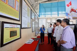 Khách tham quan một triển lãm bản đồ, trưng bày tư liệu về Trường Sa, Hoàng Sa. (Nguồn: TTXVN)