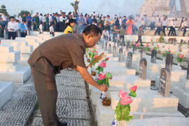 Thắp hương viếng các anh hùng liệt sỹ. (Ảnh minh họa: Hồng Thái/TTXVN)