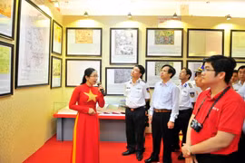 Khách tham quan một Triển lãm bản đồ và trưng bày tư liệu 'Hoàng Sa, Trường Sa của Việt Nam-Những bằng chứng lịch sử và pháp lý.' (Ảnh: Lê Huy Hải/TTXVN)