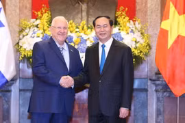 Chủ tịch nước Trần Đại Quang và Tổng thống Reuven Ruvi Rivlin tại lễ đón. (Ảnh: Nhan Sáng/TTXVN)
