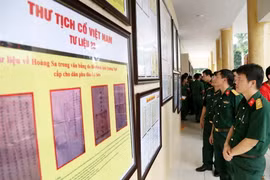 Các đại biểu, cán bộ, chiến sỹ và nhân dân trên địa bàn tham quan triển lãm. (Ảnh: Trung Kiên/TTXVN)
