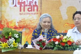 Tác giả Trần Tố Nga (giữa) chia sẻ với bạn đọc tại buổi ra mắt cuốn tự truyện 'Đường trần-Ngọn lửa không bao giờ tắt." (Ảnh: Gia Thuận/TTXVN)
