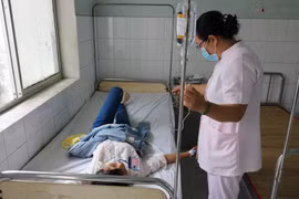 Cấp cứu cho bệnh nhân bị ngộ độc thực phẩm. (Ảnh minh họa. Nguồn: TTXVN)
