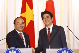 Thủ tướng Nguyễn Xuân Phúc và Thủ tướng Nhật Bản Shinzo Abe tại buổi họp báo. (Ảnh: Thống Nhất/TTXVN)