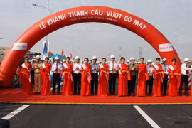 Nghi thức cắt băng khánh thành cầu Gò Mây. (Ảnh: Hoàng Hải/Vietnam+)