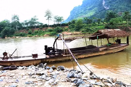 Các tàu, thuyền hút cát trái phép trên sông Lô đoạn qua thị trấn Vĩnh Tuy, huyện Bắc Quang, Hà Giang. (Ảnh: Minh Tâm/TTXVN)