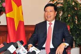 Phó Thủ tướng, Bộ trưởng Ngoại giao Phạm Bình Minh trả lời phỏng vấn phóng viên các cơ quan thông tấn báo chí Việt Nam. (Ảnh: Nguyễn Khang/TTXVN)
