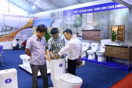 Khách tham quan triển lãm. (Ảnh: Hoàng Hùng/TTXVN)