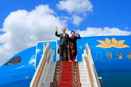 Chủ tịch nước Trần Đại Quang và Phu nhân đến sân bay Vnukovo 2. (Ảnh: Nhan Sáng/TTXVN)
