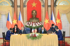 Chủ tịch nước Trần Đại Quang và Tổng thống Milos Zeman chứng kiến Lễ ký Hiệp định dẫn độ tội phạm bị kết án giữa hai nước. (Ảnh: Nhan Sáng/TTXVN)