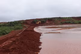Sự cố vỡ đê hồ thải quặng của Nhà máy bauxite Tân Rai hồi năm 2014. (Nguồn: TTXVN)