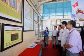 Khách tham quan một triển lãm bản đồ, trưng bày tư liệu về Trường Sa, Hoàng Sa. (Nguồn: TTXVN)