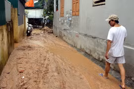 Bùn đất từ dự án FLC Hạ Long tràn xuống làm người dân đi lại khó khăn. (Ảnh: Nguyễn Hoàng/TTXVN)