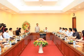 Ông Hoàng Trung Hải, Ủy viên Bộ Chính trị, Bí thư Thành ủy thành phố Hà Nội đến tặng hoa chúc mừng cán bộ, phóng viên, biên tập viên của T​TXVN vào ngày 15/6. (Ảnh: Quốc Khánh/TTXVN)