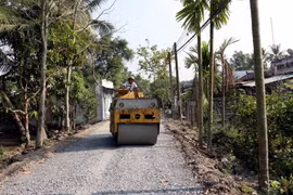 Xây dựng giao thông nông thôn. (Ảnh minh họa. Nguồn: TTXVN)