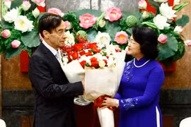 Phó Chủ tịch nước Đặng Thị Ngọc Thịnh tặng hoa chúc mừng giáo sư Odon Vallet. (Ảnh: An Đăng/TTXVN)
