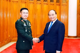 Thủ tướng Nguyễn Xuân Phúc tiếp Đại tướng Surapong Suwana Adth, Tư lệnh lực lượng Quốc phòng Quân đội Hoàng gia Thái Lan. (Ảnh: Thống Nhất/TTXVN)