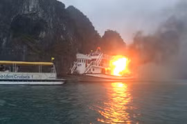 Hiện trường vụ tàu Ánh Dương QN 3598 bị cháy trên Vịnh Hạ Long. (Ảnh: Văn Đức/TTXVN) 