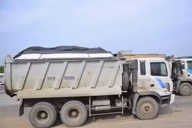 Một trong số các xe quá tải do tài xế bất hợp tác điều khiển bị lực lượng chức năng xử lý chiều ngày 5/6. (Anh: Cộng tác viên)