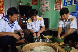 [Video] Quây quần cùng những chàng lính Hải quân gói bánh chưng Tết