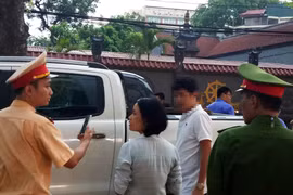 Người đàn ông áo phông trắng được cho là chủ chiếc xe gây tai nạn. (Ảnh: PV/Vietnam+)