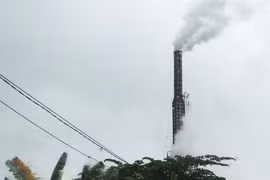 Những chiếc lò này ngày đêm nhả khói vào môi trường (Ảnh: PV/Vietnam+)