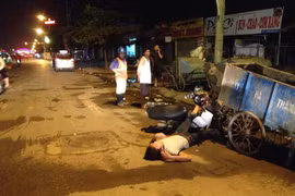  Ma men dẫn lối, nam thanh niên phi ngược chiều tông vào xe rác