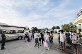 An Giang tiếp nhận 44 người nhập cảnh trái phép do phía Campuchia bàn giao. (Ảnh: Công Mạo/TTXVN)