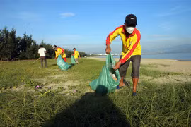 Lực lượng cứu hộ bãi biển tham gia thu dọn rác thải nhựa tại các bãi biển ở Đà Nẵng. (Ảnh: Trần Lê Lâm/TTXVN)