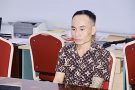 Đối tượng Đỗ Văn Hùng tại cơ quan điều tra. (Ảnh: TTXVN phát)