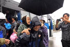 Chính quyền địa phương và doanh nghiệp hỗ trợ người dân Quảng Ngãi sơ tán tới nơi an toàn tránh bão số 4. (Ảnh: Đinh Hương/TTXVN)