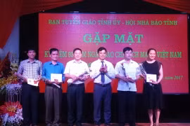 Hội viên nhà báo tỉnh Hòa Bình nhận Kỷ niệm chương Vì sự nghiệp Báo chí Việt Nam của Trung ương Hội Nhà báo Việt Nam. (Ảnh: NhanSinh/TTXVN)