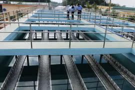 Khánh thành và đưa vào sử dụng một nhà máy nước sạch. (Ảnh: Dương Chí Tưởng/TTXVN)