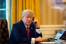 Tổng thống Mỹ Donald Trump điện đàm từ Washington, DC ngày 29/1 vừa qua. (Ảnh: EPA/TTXVN)