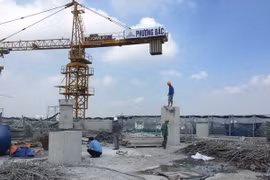 Phá dỡ xong tầng 19 - của toàn nhà số 8B Lê Trực, phường Điện Biên, quận Ba Đình, đã phá dỡ xong dơ sai phạm. (Ảnh: Minh Nghĩa/TTXVN)
